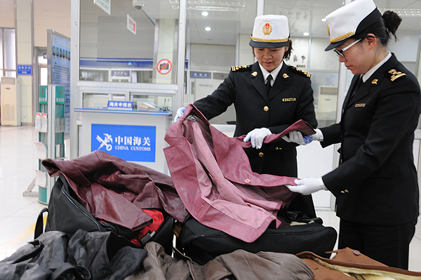 海关\绿篱\严防\洋垃圾\服装入境