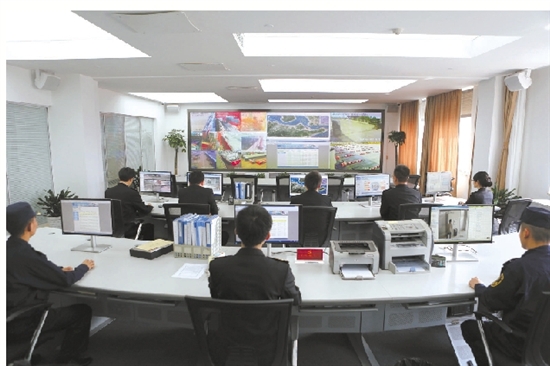 宁波海关关员正在现场监管船舶供油 宁波海关关员在验放跨境贸易电子商务包裹 企业在宁波海关通关一体化报关窗口咨询报关事宜 物流监控指挥中心可视化平台 宁波海关关员正在进行夜间巡查 在7月15日结束的国务院常务会议上,国务院主要领导部署了促进进出口稳定增长的政策措施,明确表示要继续在扩大开放中增强发展动力。会议指出,推进新一轮更高水平对外开放,是经济提质增效升级的重要支撑,要进一步推动对外贸易便利化,改善营商环境,为外贸企业减负助力,促进进出口稳定增长,培育国际竞争新优势。今年上半年,浙江省外贸发展