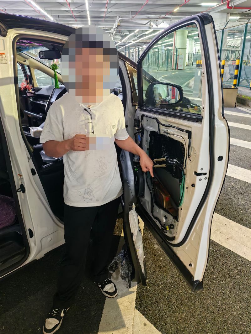 海关查获一粤港两地牌客车走私香烟出境