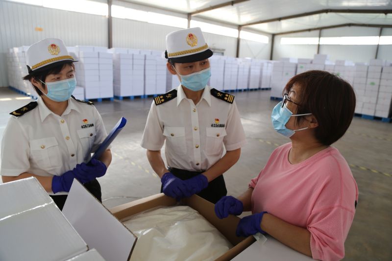 图为:关员现场监管查验出口鱼胶原蛋白肽 顾晓晴摄 图为:关员现场监管查验出口鱼胶原蛋白肽 顾晓晴摄