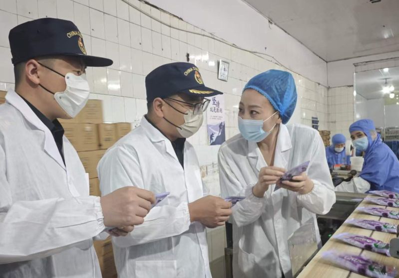 图为：海关关员在工厂流水线上检查出口冰淇淋 张静摄