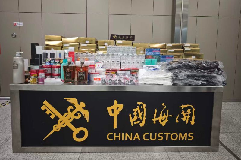 2.图为：青岛胶东机场海关查获的卷烟、烟丝、电子烟烟具等入境物品 孟佳摄 (1)